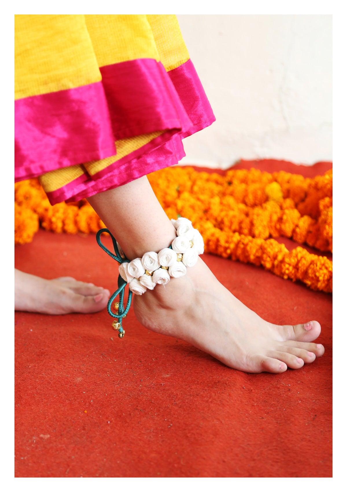 Renia White Rose Textile Accessory