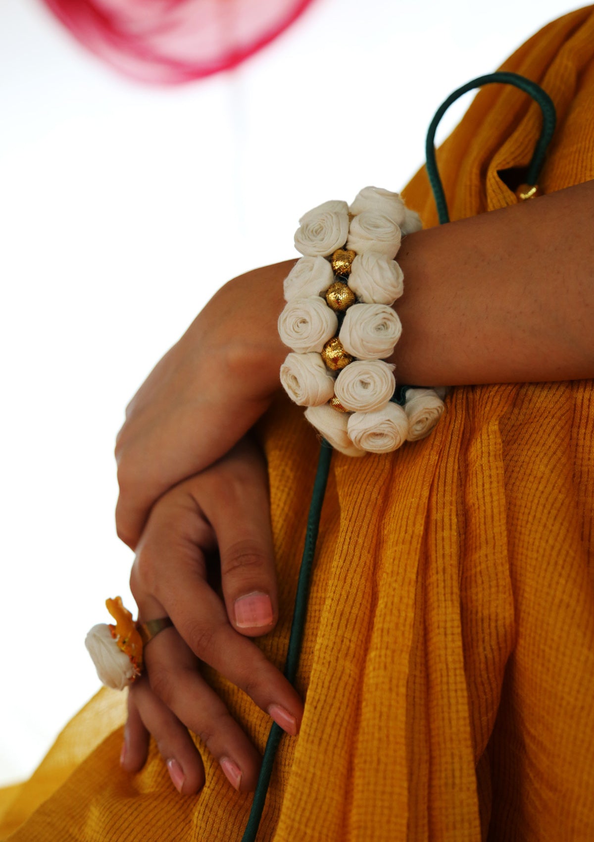 Renia White Rose Textile Accessory