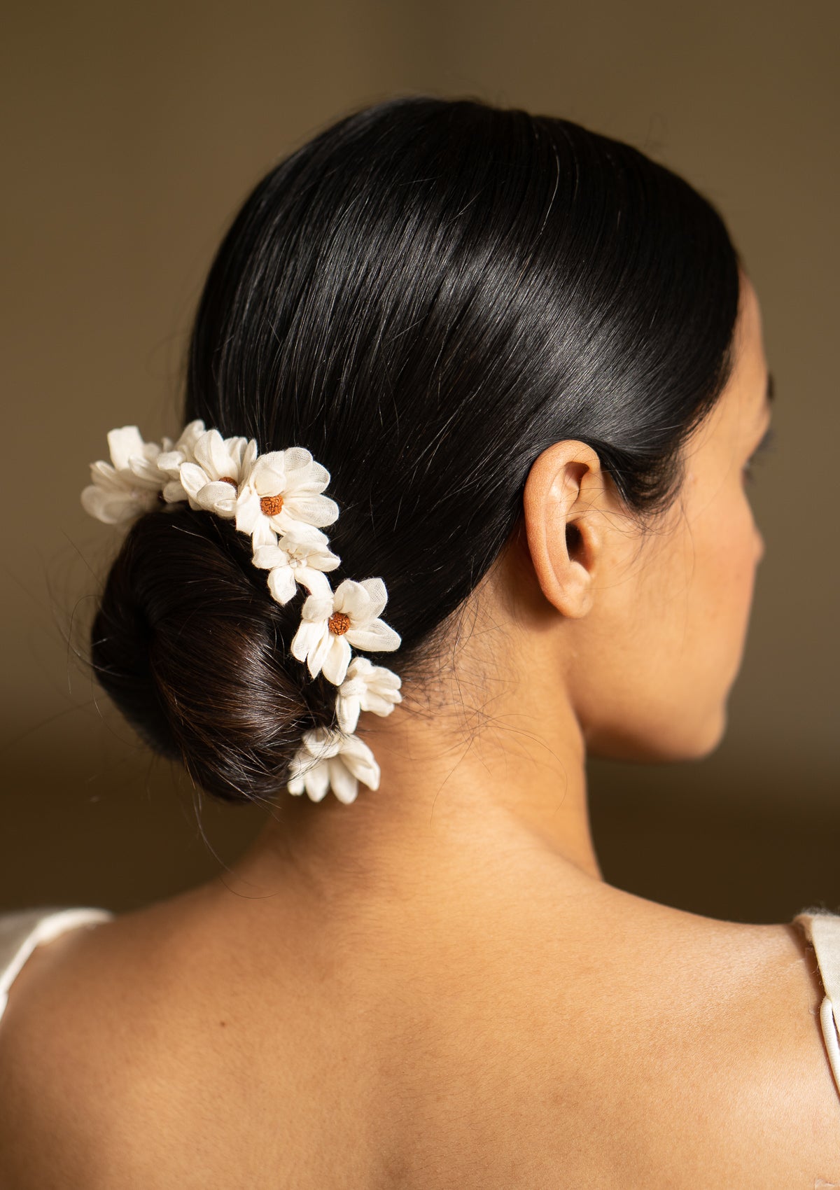 Sarangi White Flower Hair Accessory