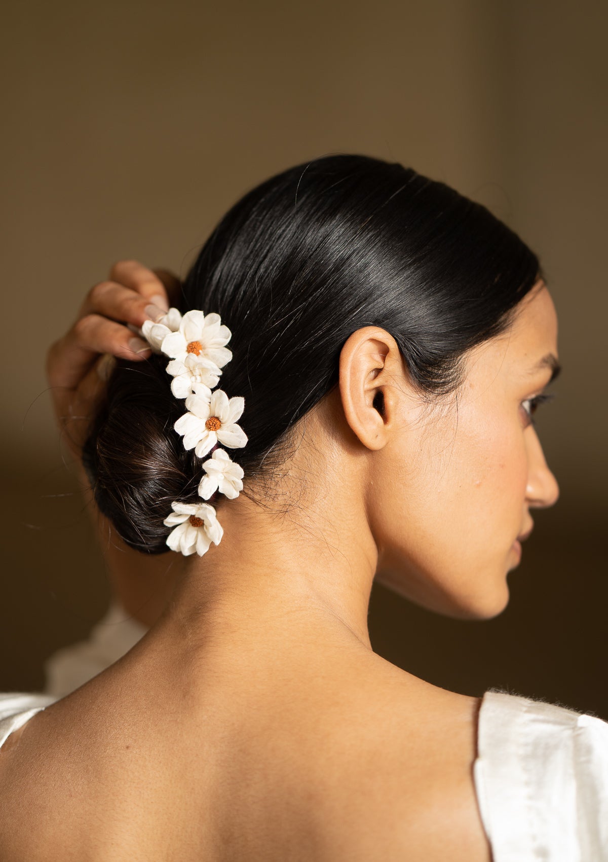 Sarangi White Flower Hair Accessory