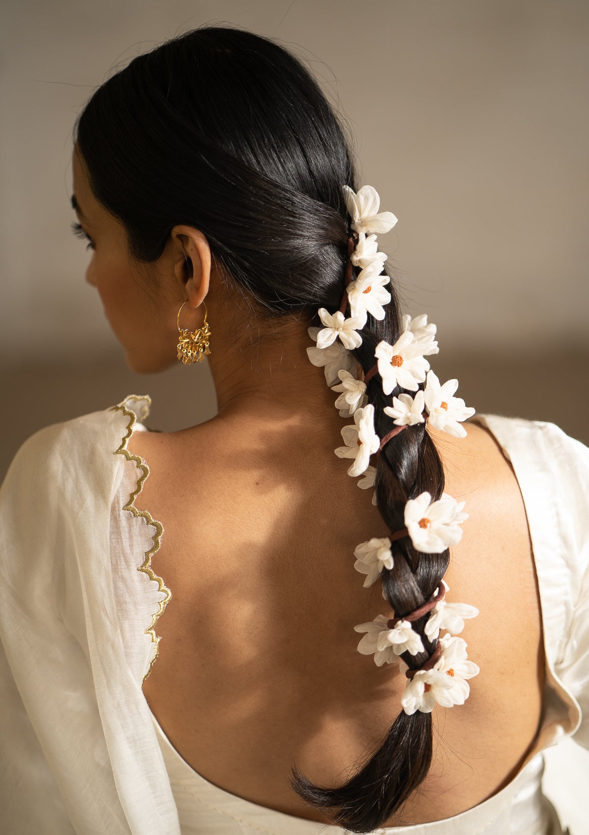 Sarangi White Flower Hair Accessory