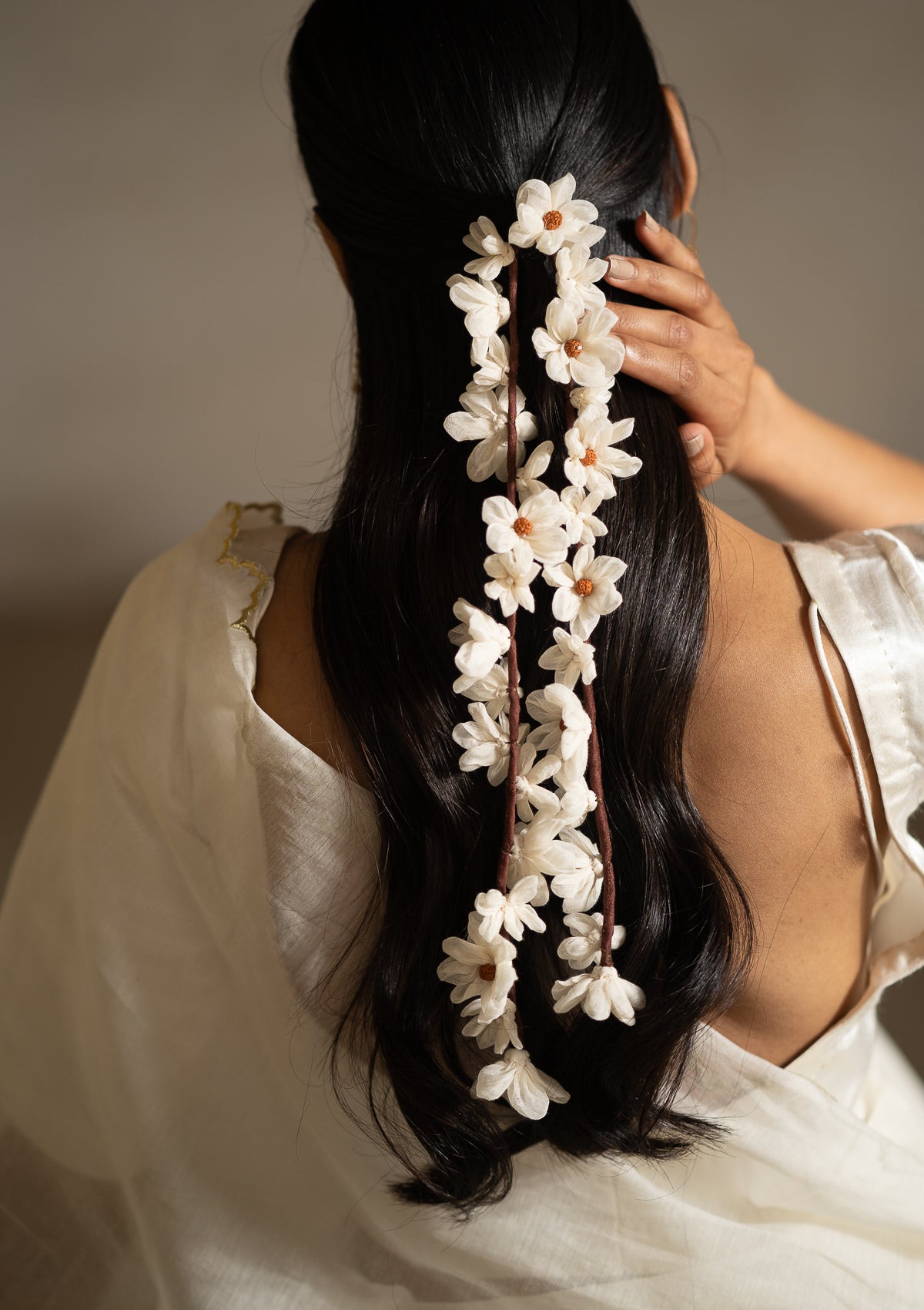 Sarangi White Flower Hair Accessory