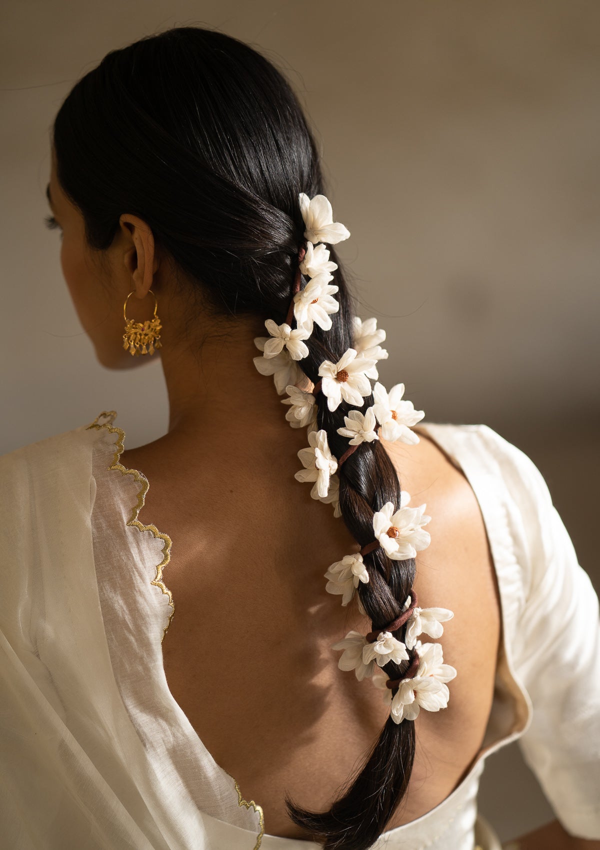 Sarangi White Flower Hair Accessory